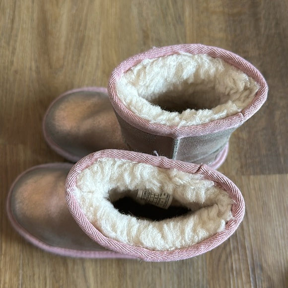 UGG Classic Short II Water Resistant Genuine Shearling Boot Toddler Shoes - Picture 3 of 5